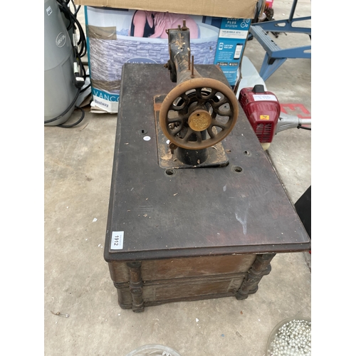 1912 - A VINTAGE SINGER SEWING MACHINE WITH WOODEN CABINET BASE