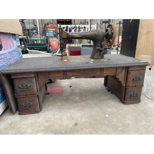 1912 - A VINTAGE SINGER SEWING MACHINE WITH WOODEN CABINET BASE