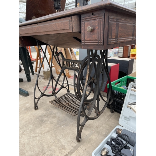 1916 - A VINTAGE JONES TREADLE SEWING MACHINE WITH CAST IRON BASE AND CABINET