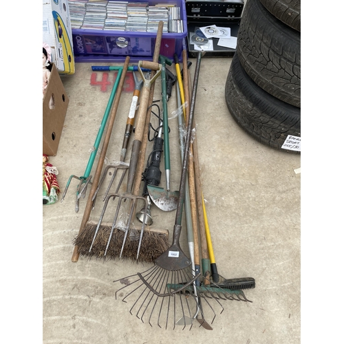 1922 - AN ASSORTMENT OF GARDEN TOOLS TO INCLUDE FORKS AND RAKES ETC