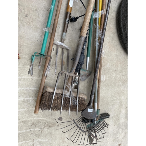 1922 - AN ASSORTMENT OF GARDEN TOOLS TO INCLUDE FORKS AND RAKES ETC