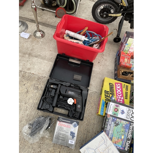 1942 - AN ASSORTMENT OF ITEMS TO INCLUDE A BLACK AND DECKER DRILL, PAINT SCRAPERS AND A PORTABLE VICE ETC