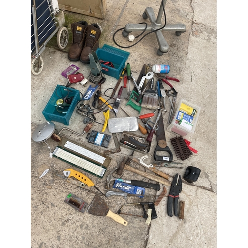 1946 - AN ASSORTMENT OF TOOLS TO INCLUDE HAMMERS, SAWS AND A BRACE DRILL ETC