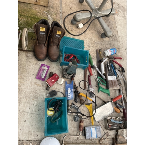 1946 - AN ASSORTMENT OF TOOLS TO INCLUDE HAMMERS, SAWS AND A BRACE DRILL ETC