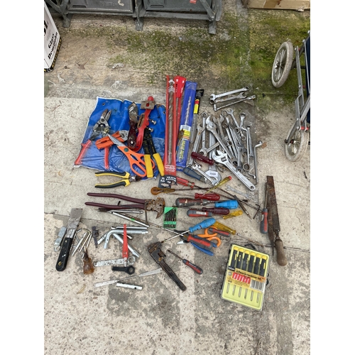 1948 - AN ASSORTMENT OF HAND TOOLS TO INCLUDE SPANNERS, SCREW DRIVERS AND PLIERS ETC