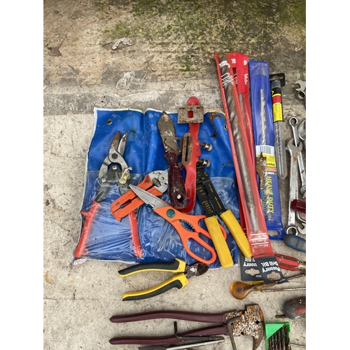 1948 - AN ASSORTMENT OF HAND TOOLS TO INCLUDE SPANNERS, SCREW DRIVERS AND PLIERS ETC