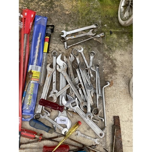 1948 - AN ASSORTMENT OF HAND TOOLS TO INCLUDE SPANNERS, SCREW DRIVERS AND PLIERS ETC