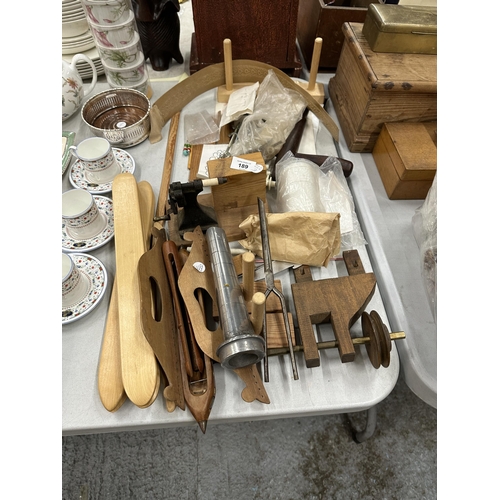 189 - A COLLECTION OF VINTAGE WEAVING RELATED ITEMS TO INCLUDE SHUTTLES, CLAMPS, TWINE, ETC