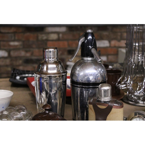 1028 - A MIXED LOT TO INCLUDE A SODA SYPHON AND COCKTAIL SHAKER, HIP FLASK, CRUET SET, CLOCK, VINTAGE GLASS... 