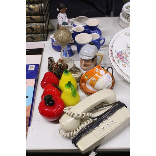 1048 - A MIXED LOT TO INCLUDE BLUE AND WHITE SOUVENIR STUDIO POTTERY, GLASS FRUIT, AN AVONDALE GLASS BIRD P... 