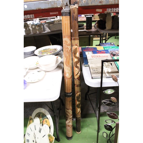 1083 - A HANDPAINTED DIDGERIDOO TOGETHER WITH A RAIN STICK