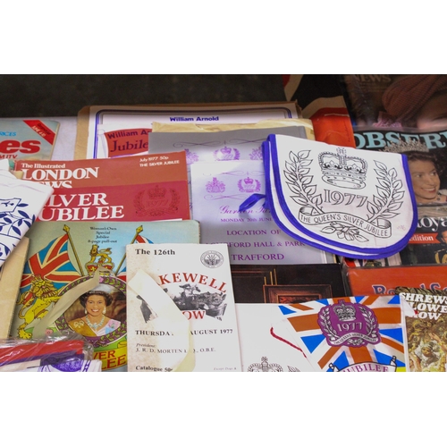 1086 - A SUBSTANTIAL QUANTITY OF COMMEMORATIVE WARE TO INCLUDE BOOKS, MAGAZINES, SERVIETTES, T-SHIRTS, ETC.... 