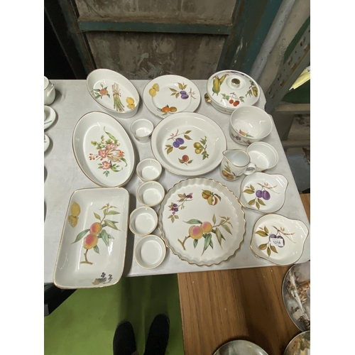 1218 - A QUANTITY OF ROYAL WORCESTER 'EVESHAM' DINNERWARE TO INCLUDE FLAN DISHES, SERVING BOWLS, PLATES, RA... 