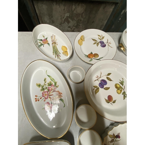 1218 - A QUANTITY OF ROYAL WORCESTER 'EVESHAM' DINNERWARE TO INCLUDE FLAN DISHES, SERVING BOWLS, PLATES, RA... 