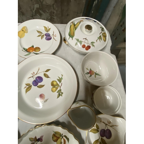 1218 - A QUANTITY OF ROYAL WORCESTER 'EVESHAM' DINNERWARE TO INCLUDE FLAN DISHES, SERVING BOWLS, PLATES, RA... 