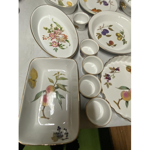 1218 - A QUANTITY OF ROYAL WORCESTER 'EVESHAM' DINNERWARE TO INCLUDE FLAN DISHES, SERVING BOWLS, PLATES, RA... 