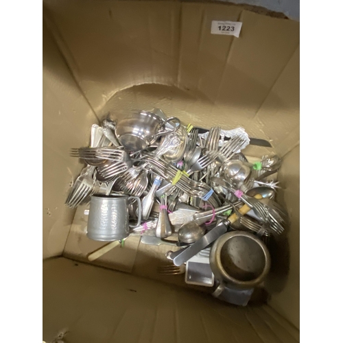 1223 - A LARGE QUANTITY OF VINTAGE FLATWARE, ETC