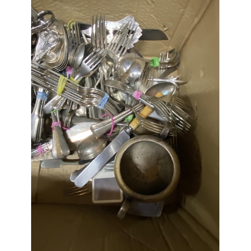 1223 - A LARGE QUANTITY OF VINTAGE FLATWARE, ETC