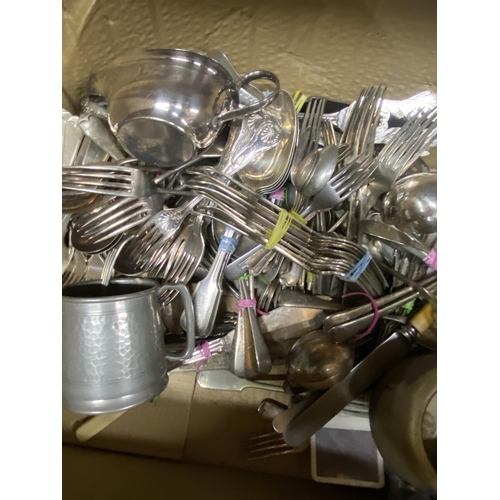 1223 - A LARGE QUANTITY OF VINTAGE FLATWARE, ETC