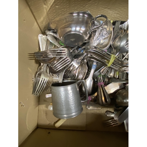 1223 - A LARGE QUANTITY OF VINTAGE FLATWARE, ETC