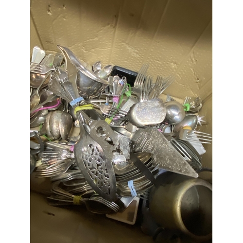 1223 - A LARGE QUANTITY OF VINTAGE FLATWARE, ETC