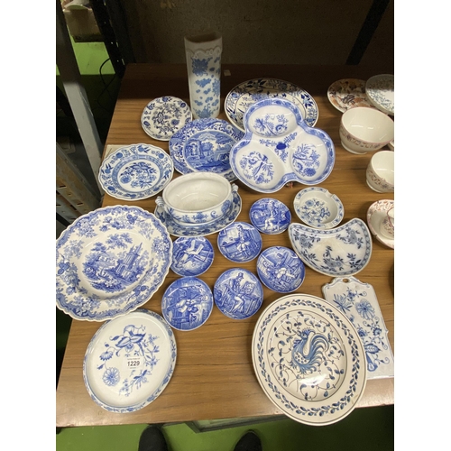 1229 - A QUANTITY OF BLUE AND WHITE VINTAGE CERAMICS TO INCLUDE PPIN TRAYS, PLATES, SERVING BOWLS, ETC - WE... 