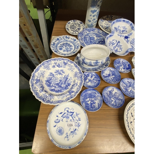 1229 - A QUANTITY OF BLUE AND WHITE VINTAGE CERAMICS TO INCLUDE PPIN TRAYS, PLATES, SERVING BOWLS, ETC - WE... 