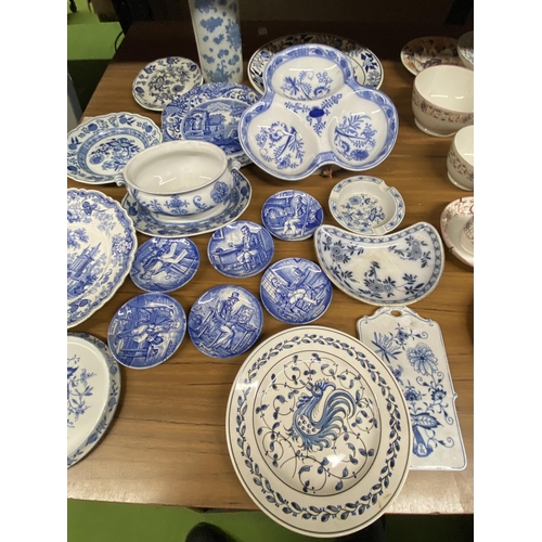 1229 - A QUANTITY OF BLUE AND WHITE VINTAGE CERAMICS TO INCLUDE PPIN TRAYS, PLATES, SERVING BOWLS, ETC - WE... 