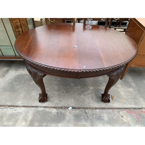 3028 - AN EDWARDIAN MAHOGANY OVAL DINING TABLE WITH ROPE EDGE ON CABRIOLE LEGS WITH BALL AND CLAW FEET, 53