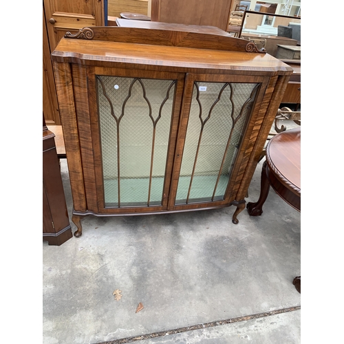 3029 - AN EARLY 20TH CENTURY WALNUT TWO DOOR DISPLAY CABINET ON CABRIOLE LEGS, 46