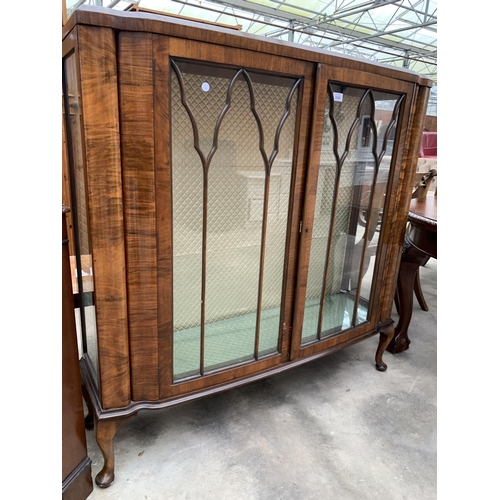 3029 - AN EARLY 20TH CENTURY WALNUT TWO DOOR DISPLAY CABINET ON CABRIOLE LEGS, 46