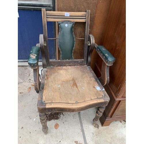 3043 - A LATE VICTORIAN DENTISTS CHAIR