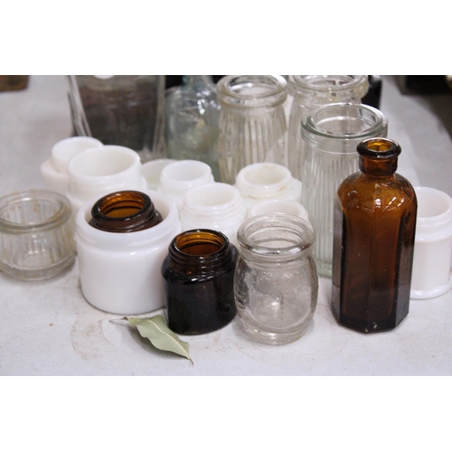 975 - A LARGE COLLECTION OF VINTAGE GLASS BOTTLES AND JARS