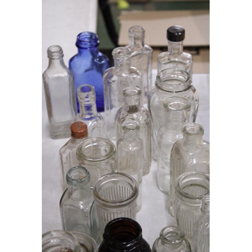 975 - A LARGE COLLECTION OF VINTAGE GLASS BOTTLES AND JARS