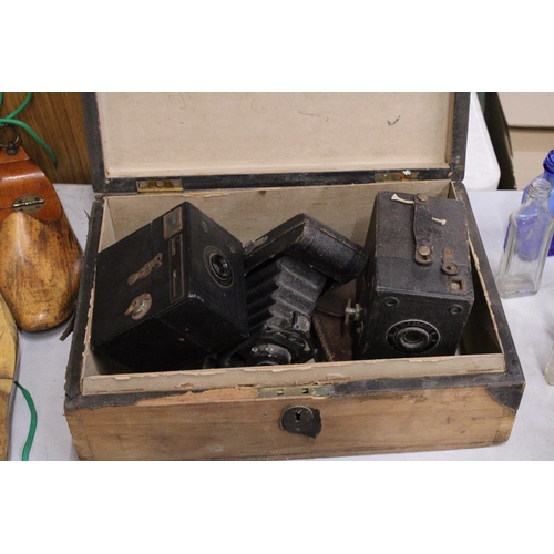 976 - THREE VINTAGE CAMERAS TO INCLUDE A POPULAR BROWNIE, NO. 2 CAMERA AND A DELTAX BELLOWS CAMERA, ALL IN... 