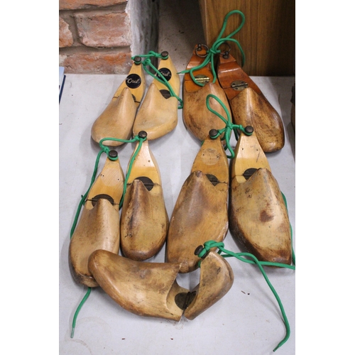 978 - A QUANTITY OF VINTAGE WOODEN SHOE LASTS