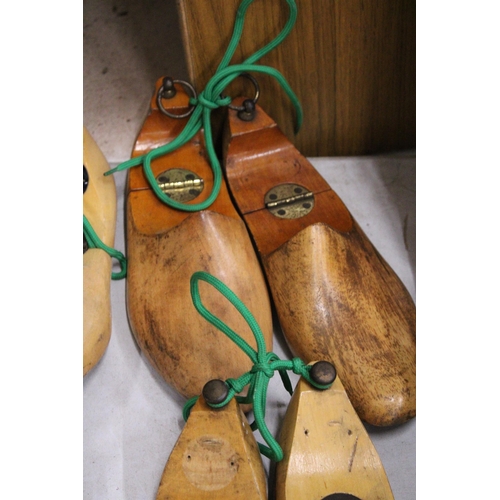 978 - A QUANTITY OF VINTAGE WOODEN SHOE LASTS