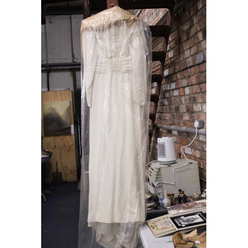 980 - A VINTAGE CREAM WEDDING GOWN WITH LACE UNDERSKIRT