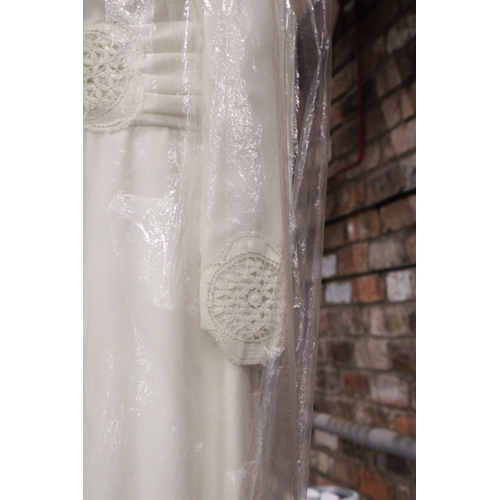 980 - A VINTAGE CREAM WEDDING GOWN WITH LACE UNDERSKIRT