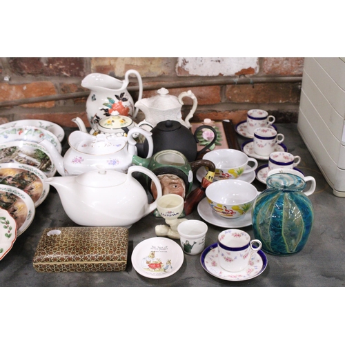 983 - A QUANTITY OF COLLECTABLE CERAMICS TO INCLUDE WEDGWOOD AND COPELAND SPODE TEAPOTS, MEDINA STYLE ART ... 