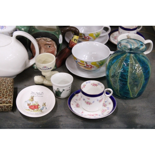 983 - A QUANTITY OF COLLECTABLE CERAMICS TO INCLUDE WEDGWOOD AND COPELAND SPODE TEAPOTS, MEDINA STYLE ART ... 