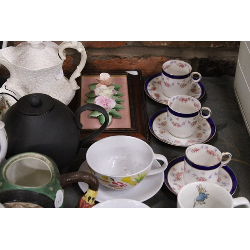 983 - A QUANTITY OF COLLECTABLE CERAMICS TO INCLUDE WEDGWOOD AND COPELAND SPODE TEAPOTS, MEDINA STYLE ART ... 