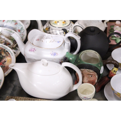 983 - A QUANTITY OF COLLECTABLE CERAMICS TO INCLUDE WEDGWOOD AND COPELAND SPODE TEAPOTS, MEDINA STYLE ART ... 