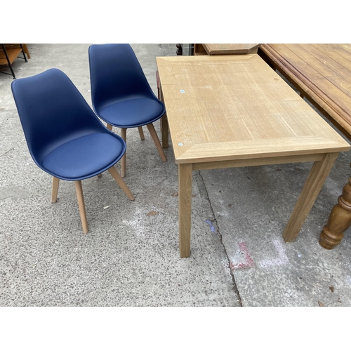 2990 - AN OAK EFFECT DINING TABLE, 47