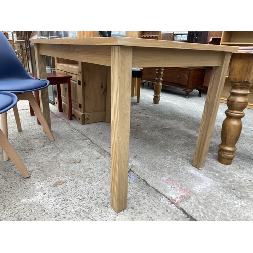 2990 - AN OAK EFFECT DINING TABLE, 47