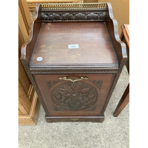 2997 - A VICTORIAN MAHOGANY PURDONIUM WITH CARVED FOLIATE FRONT, BRASS HANDLES AND BACK RAIL