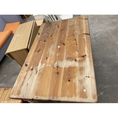 3000 - A VICTORIAN STYLE PINE KITCHEN TABLE ON PAINTED AND TURNED LEGS, 60