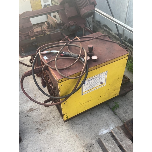 100 - AN ARC-TEC 251 INDUSTRIAL MIG WLEDER WITH TROLLEY BASE NO VAT