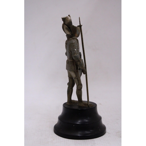 125 - A VINTAGE MUSICAL KNIGHT IN ARMOUR TABLE LIGHTER 