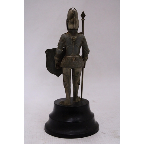 125 - A VINTAGE MUSICAL KNIGHT IN ARMOUR TABLE LIGHTER 